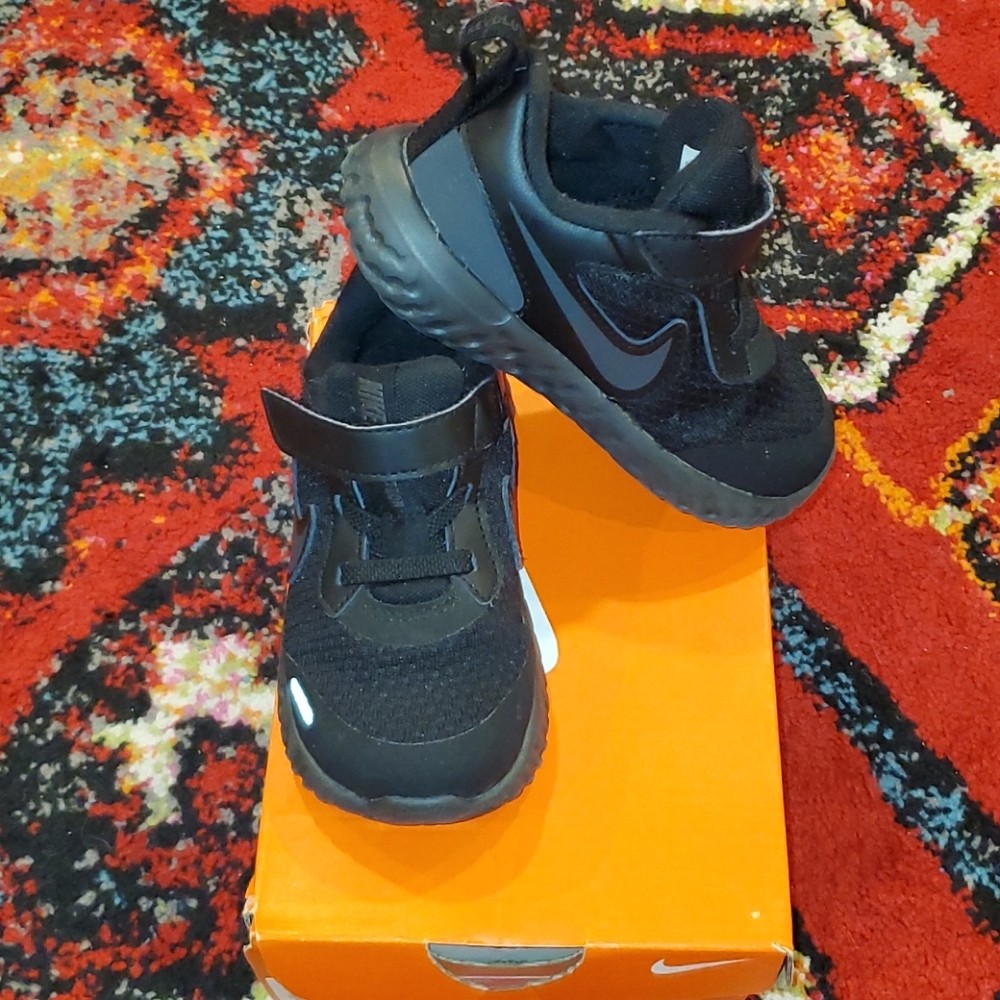 Black Nike Revolution 5